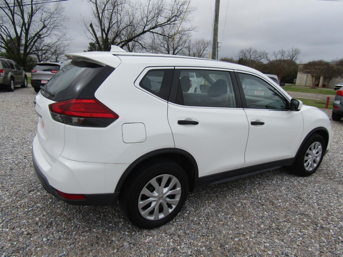 2017 White Nissan Rogue SL FWD (KNMAT2MT9HP) with an 2.5L L4 DOHC 16V engine, Automatic transmission, located at 15016 S Hwy 231, Midland City, AL, 36350, (334) 983-3001, 31.306210, -85.495277 - Photo#7